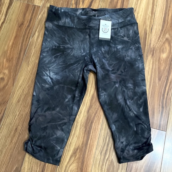 athletic collection Pants - NWT Athletic Collection Cropped Yoga Pants, Size L